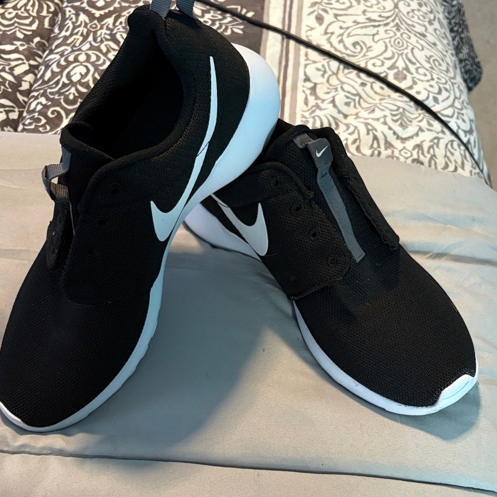 Nike Black and White Athletic Shoes 9 EUC